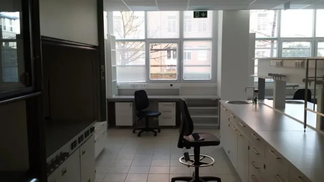 30-Uzletberendezes-Design-Asztalos