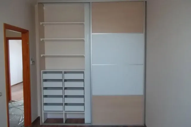 21-Toloajto-Design-Asztalos